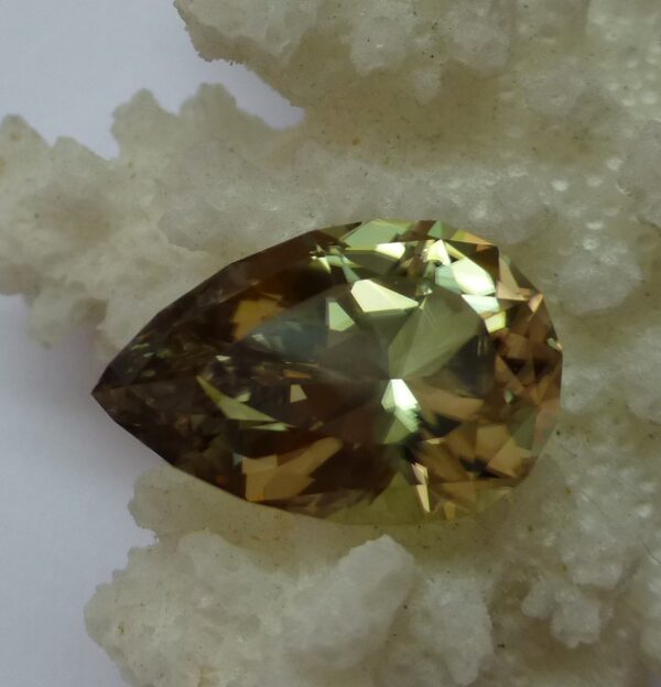 7.10 cts. Zultanite® Pear Shape 15.9x10.4mm - Image 4